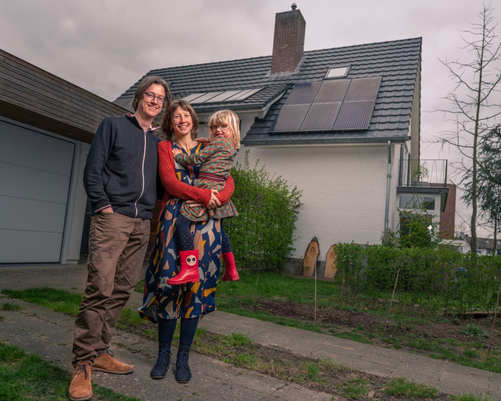 Marco Jeurissen en Maaike Frencken met hun dochter voor hun huis