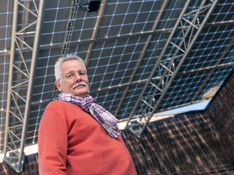 Theo Hermans staat onder zonnepanelen