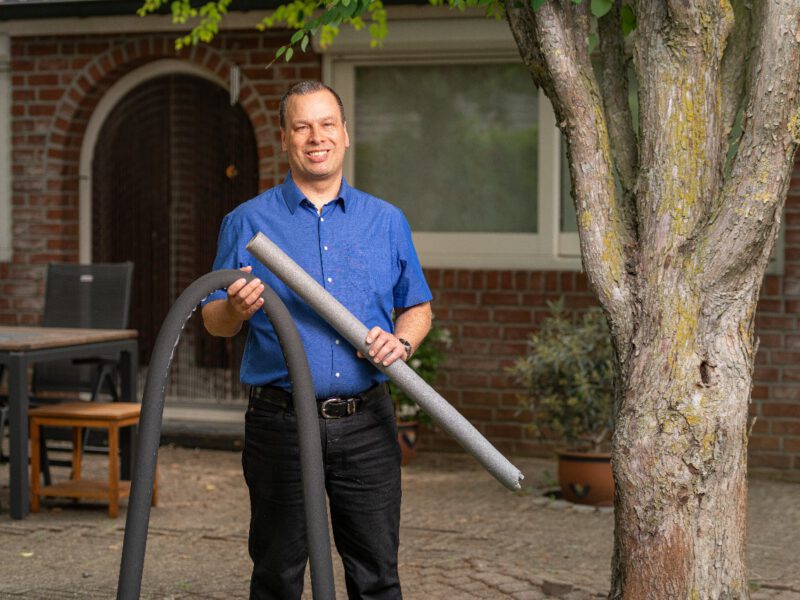 Roger Helmonds met isolatiemateriaal in zijn handen