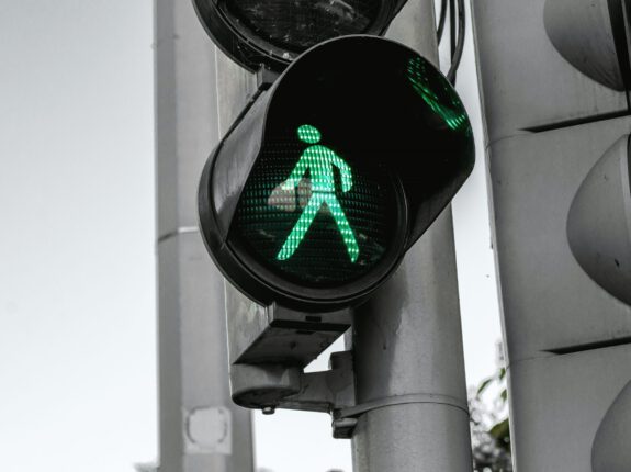 Stoplicht met groen voetgangersteken