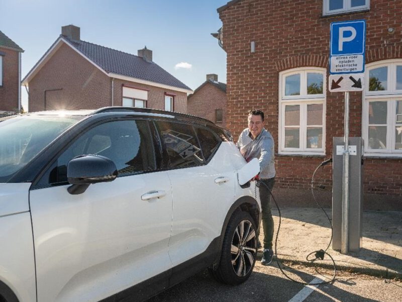 Man laadt zijn auto op aan een laadpaal
