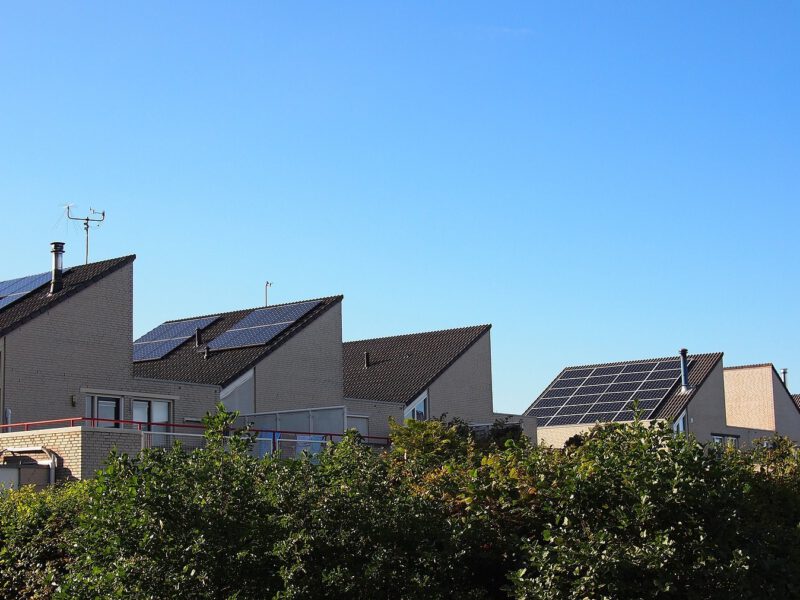 Huizen met zonnepanelen op het dak