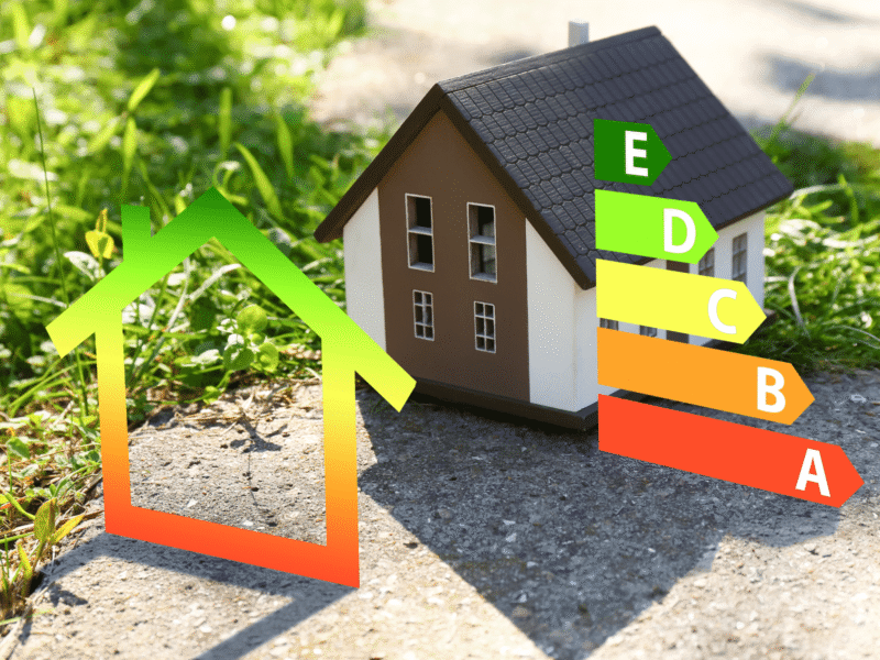 Huis met daarnaast de verschillende energielabels in kleur