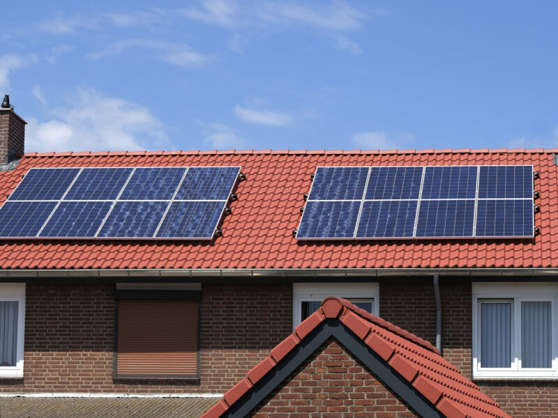 Woningen met twee paar zonnepanelen